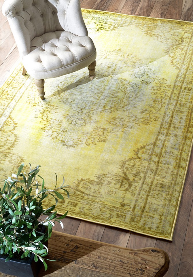 Yellow living room rugs decoration, would you dare?
