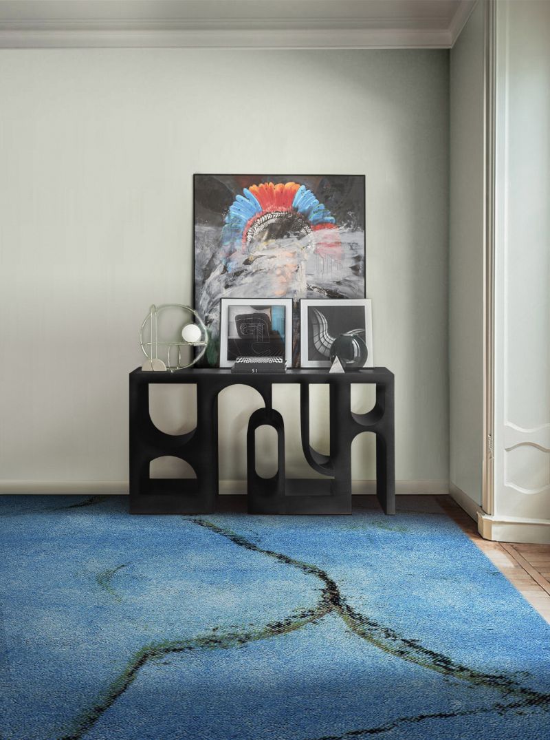 summer trends for a fresh hallway thanks to a blue rug.